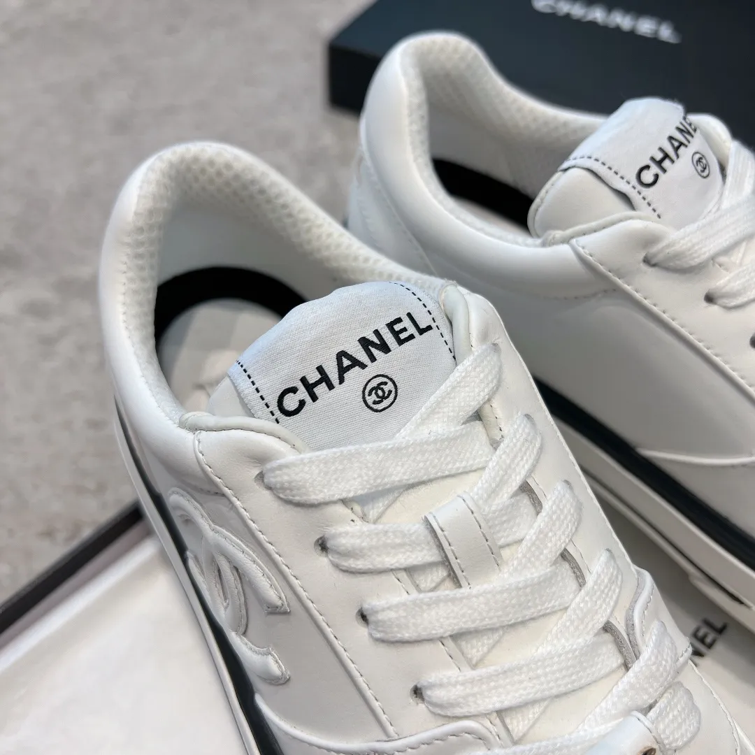 👟👟Ex-factory price 520👟👟 Chanel 23b new panda shoes C's new casual white shoes sneakers There is a reason why these shoes are so popular 🔥 They are so comfortable. They are a shoe that coexists with comfort, beauty and versatility. You can easily walk ten thousand or twenty thousand steps without any pressure. The original development last shape is delicate and stylish, and you are not afraid of wide feet. It will not make your feet fat, and it looks good and comfortable on your feet! It feels very light on the feet! Comfortable and breathable! Super whitening‼ ️It’s really a perfect match. Upper: first-layer cowhide/➕sheepskin lining. Exclusive 1:1 original customization [different from market currency‼ ️】The foot pads are made of imported mixed sheepskin, which is breathable and comfortable! ✔ T👟👟Ex-factory price U outsole exclusive original development private model! Differentiating the market rubber outsole‼ ️✔ Size: 35-39 (40 orders cannot be returned or exchanged)